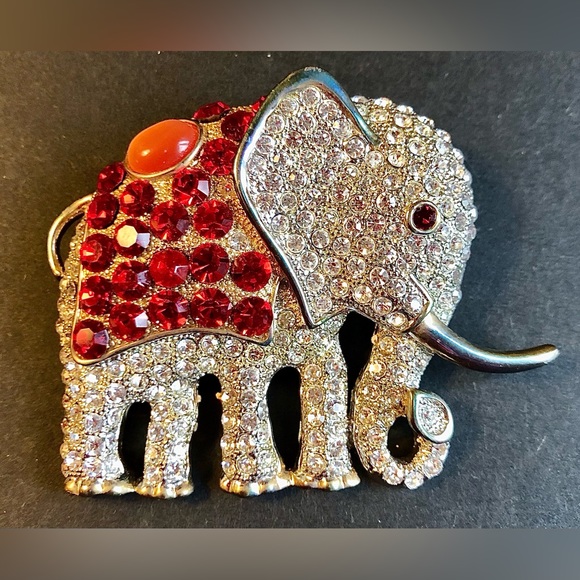 Sparkling elephant brooch-rhinestones and coral-like cabachon. Silver/gold tones - Picture 2 of 8